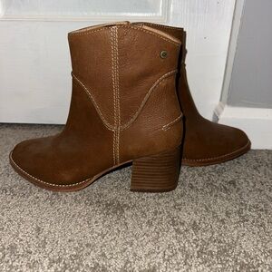BRAND NEW Ugg ankle boots